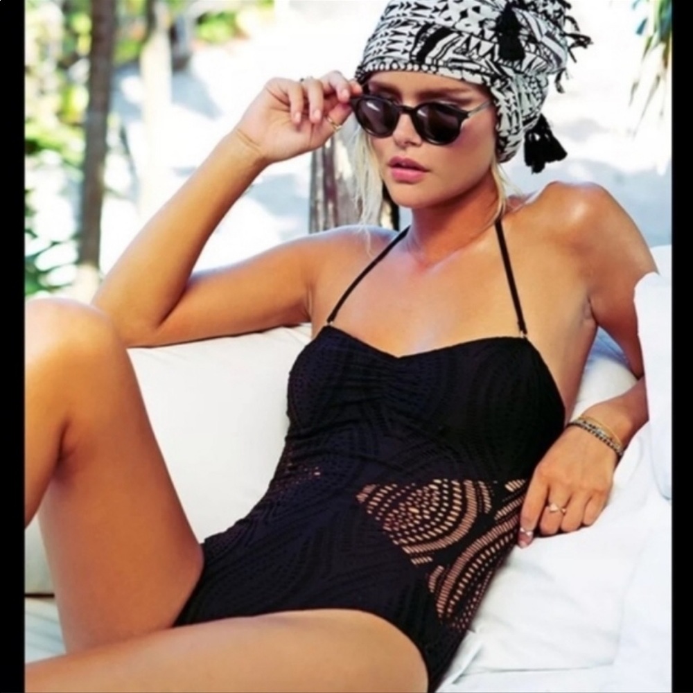 NWT L Space Bonita Black One Piece Swimsuit size 4